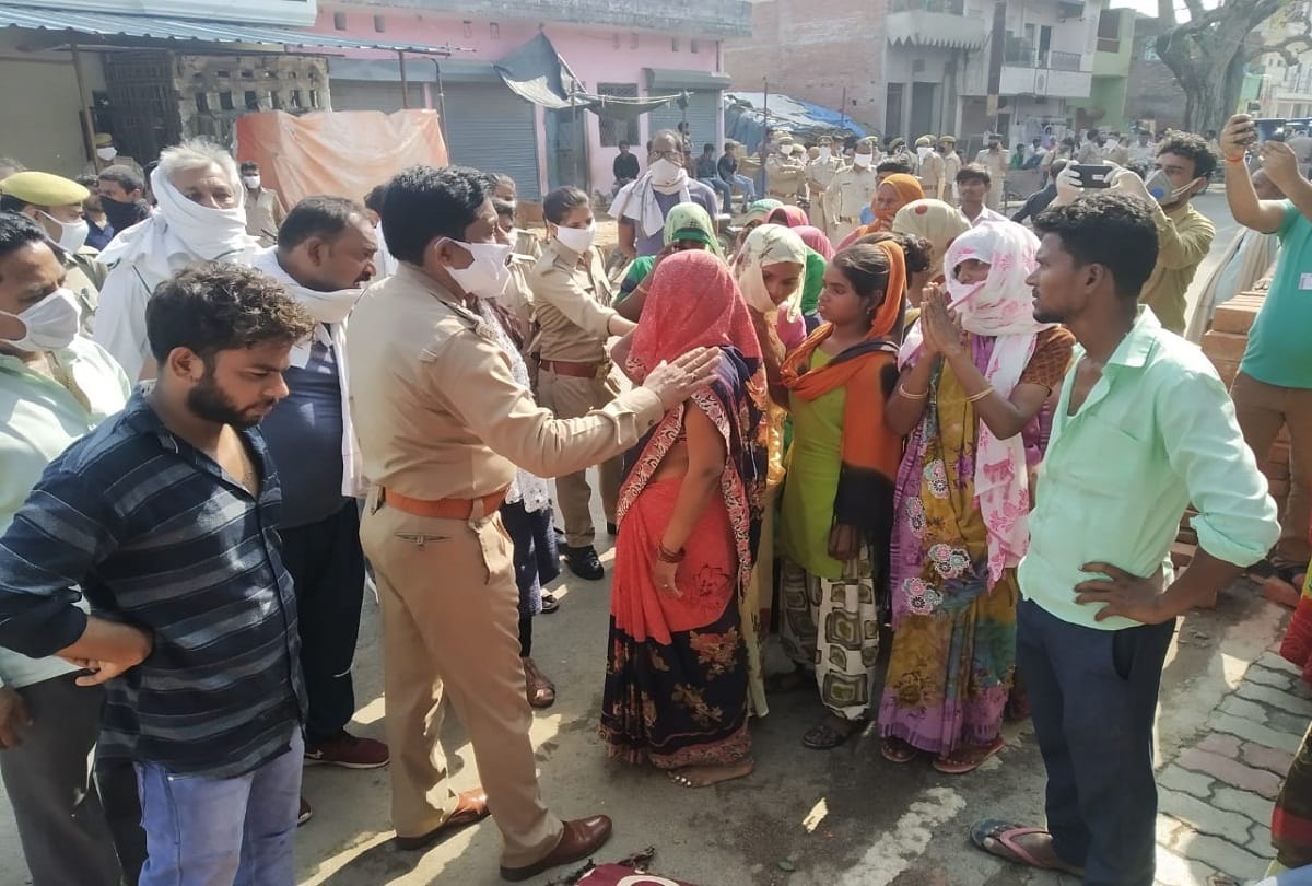 Kaushambi UP (Uttar Pradesh) Fire Latest News in Hindi: Three killed in firecrackers factory, village creates chaos