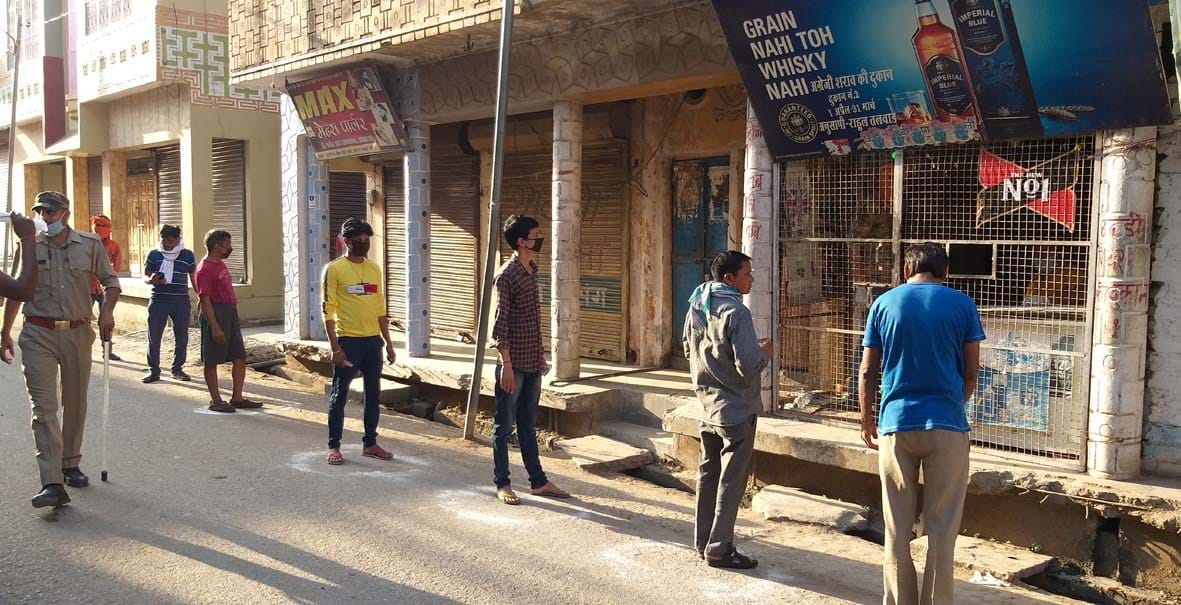 Crowd thronged liquor shops, police chased away
