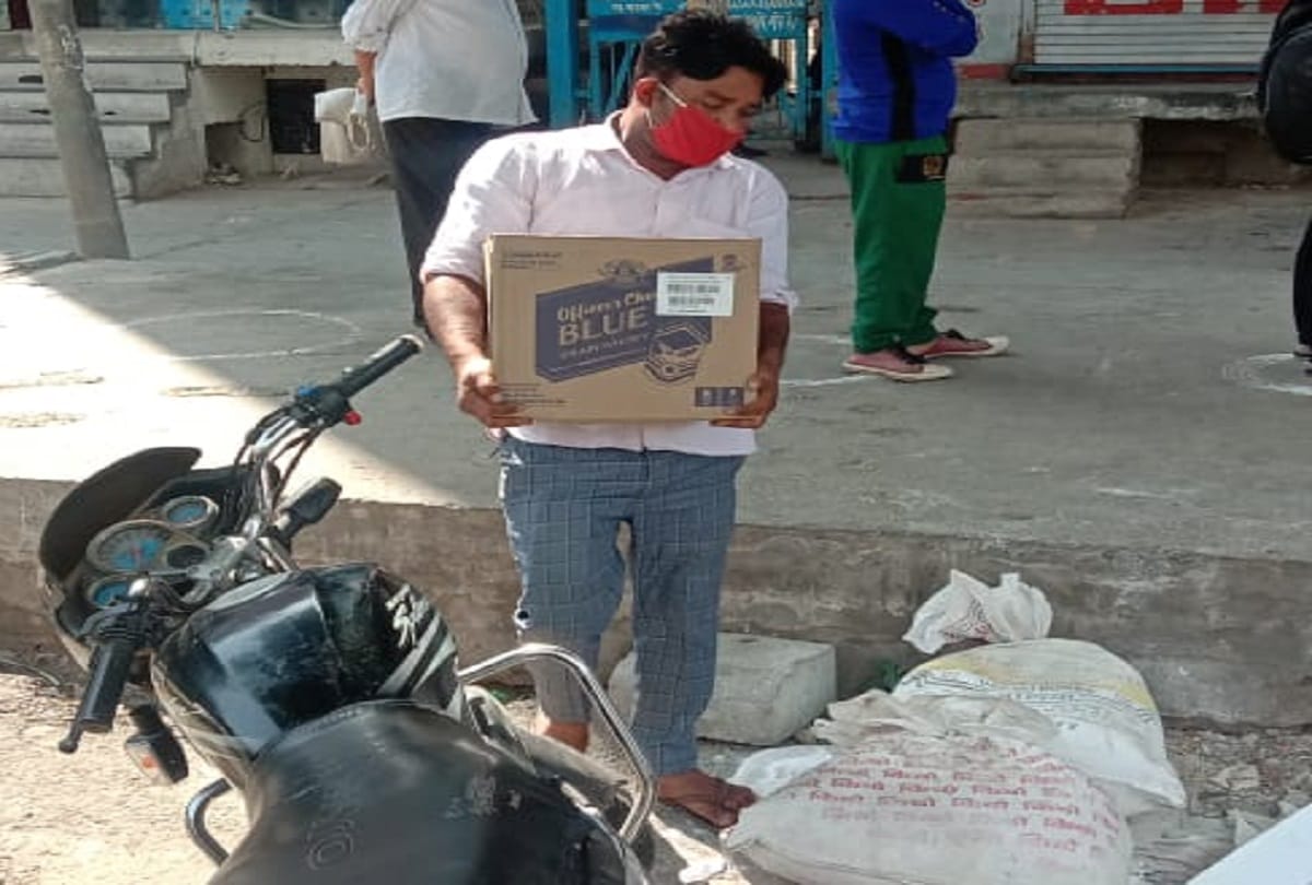 On delhi noida border after liquor shop opens people in long queue from 6 in the morning buying in crates no social distancing