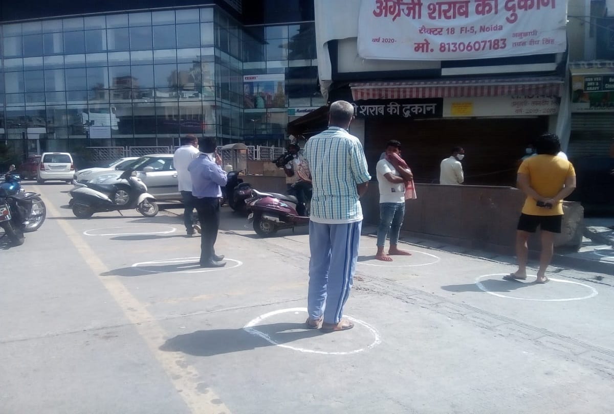 On delhi noida border after liquor shop opens people in long queue from 6 in the morning buying in crates no social distancing