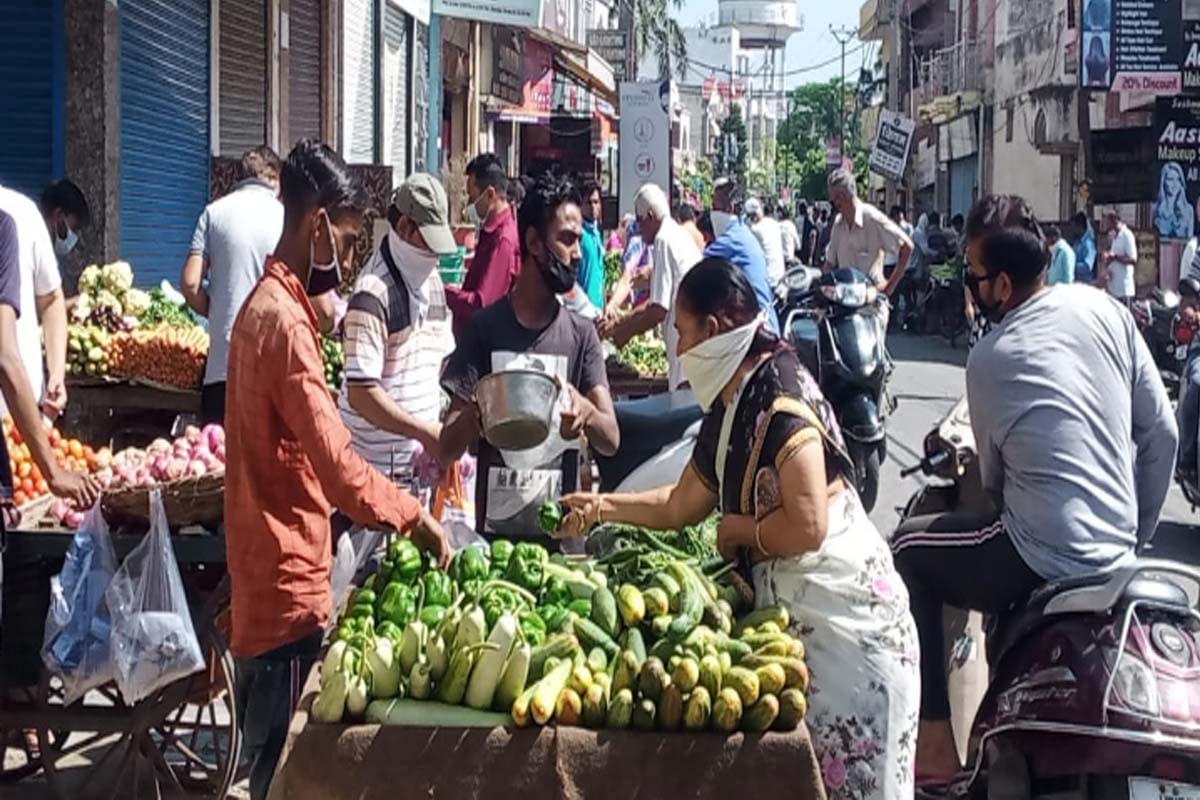 Vegetable prices are low in bulk, expensive in retail