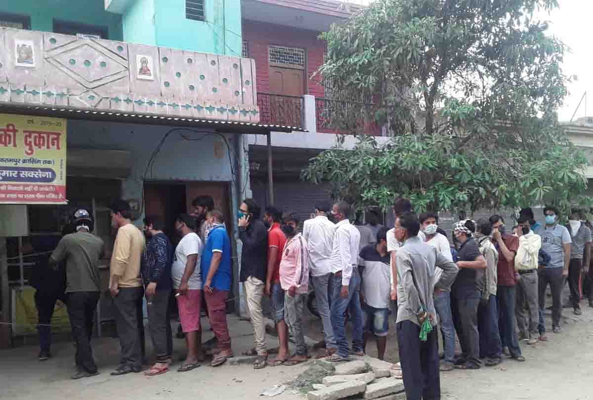 lockdown in jalaun : Crowds of people gathered in liquor shops, administration swollen