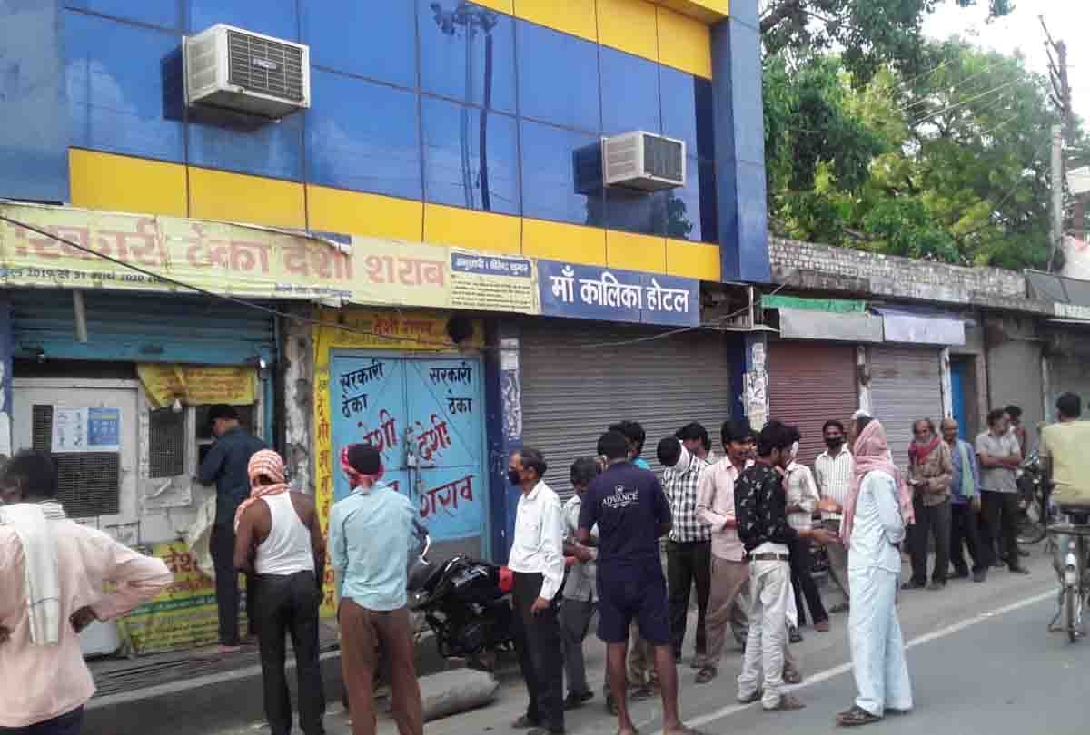 lockdown in jalaun : Crowds of people gathered in liquor shops, administration swollen