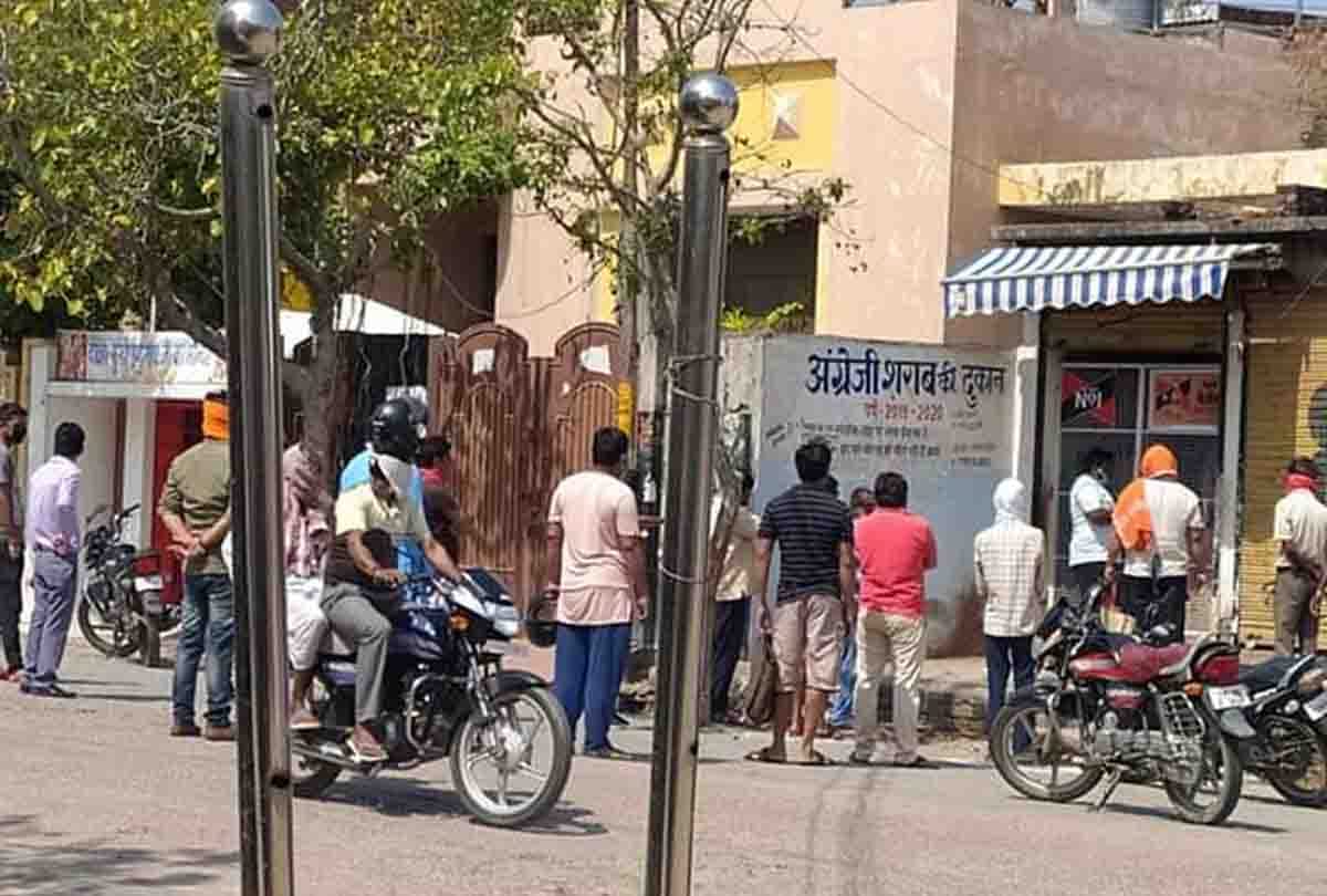 lockdown in jalaun : Crowds of people gathered in liquor shops, administration swollen