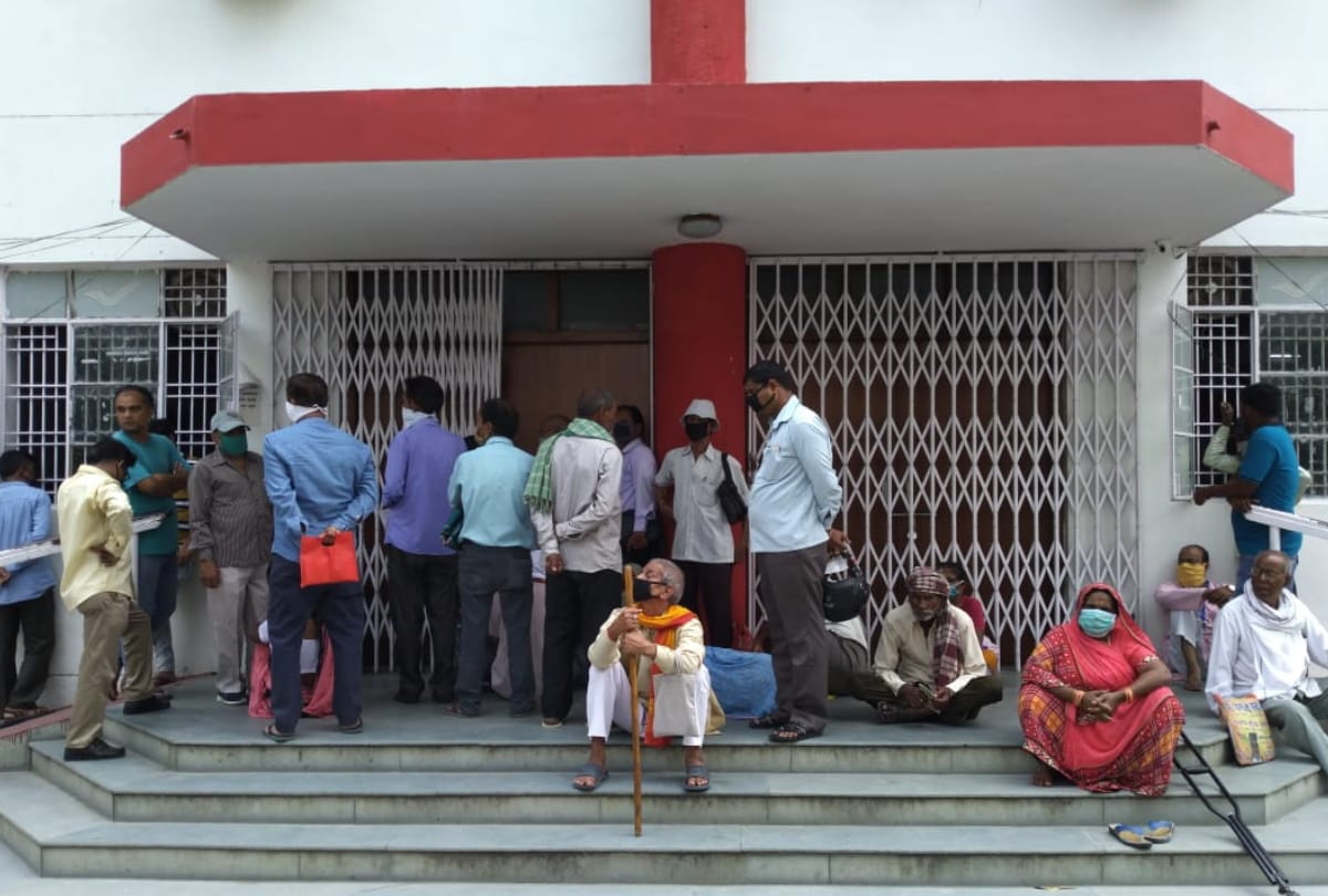 Three thousand accounts being investigated six postal workers under investigation