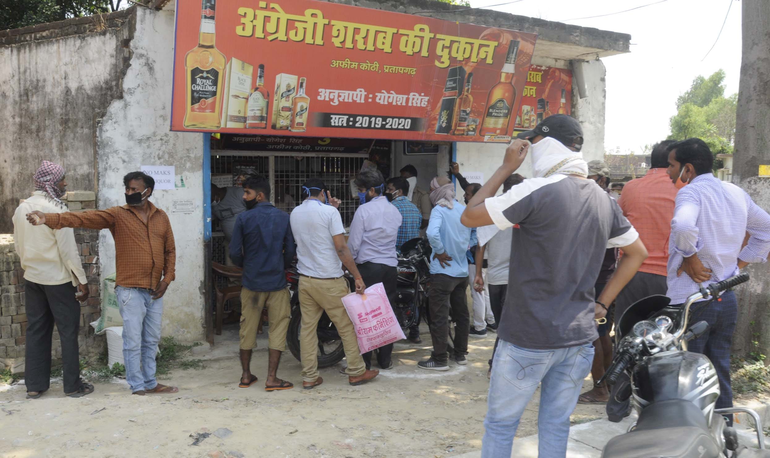 Pratapgarh: 40 days later shops opened, liquor was looted, sales of more than 50 lakhs