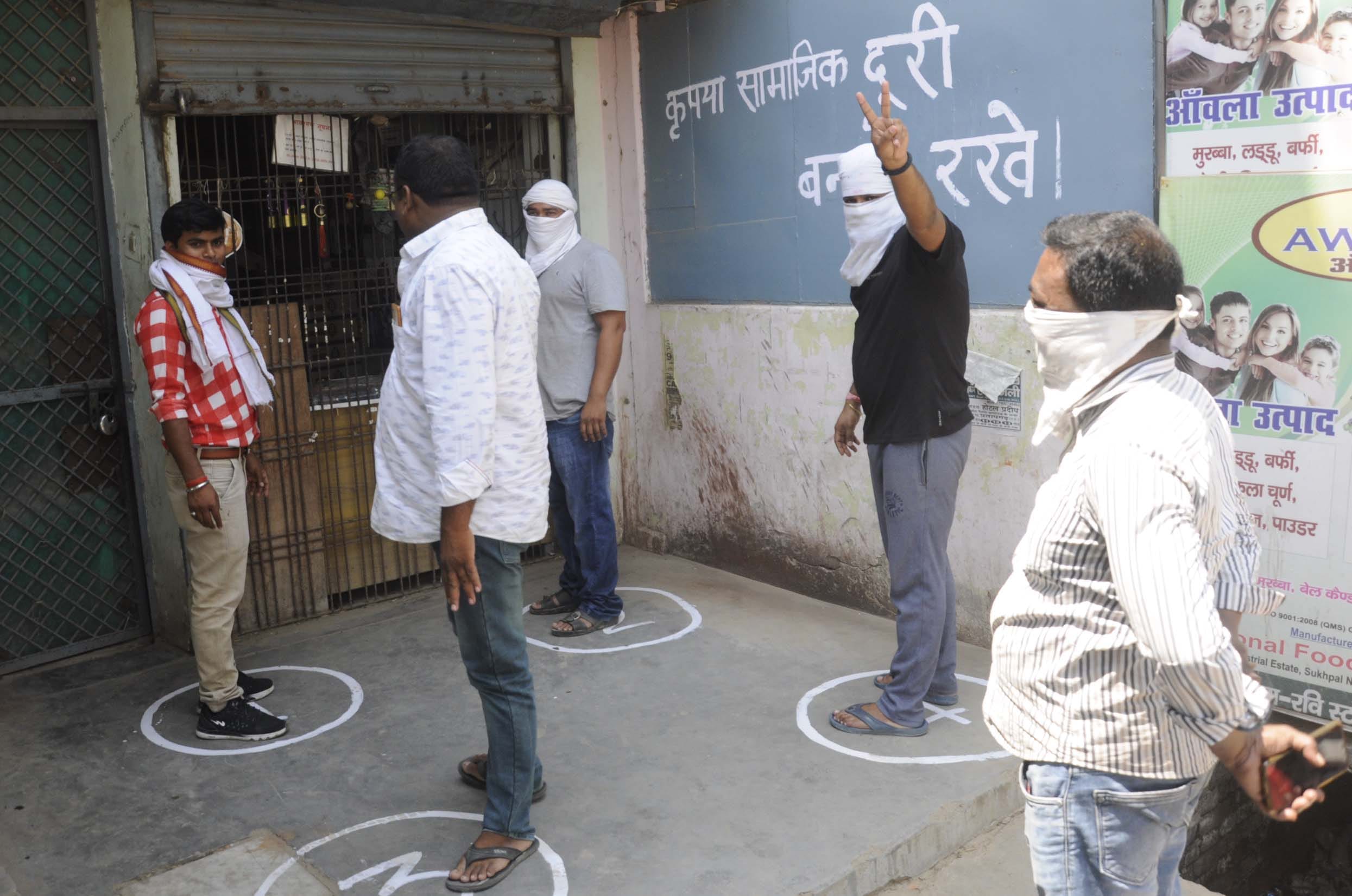 Pratapgarh: 40 days later shops opened, liquor was looted, sales of more than 50 lakhs