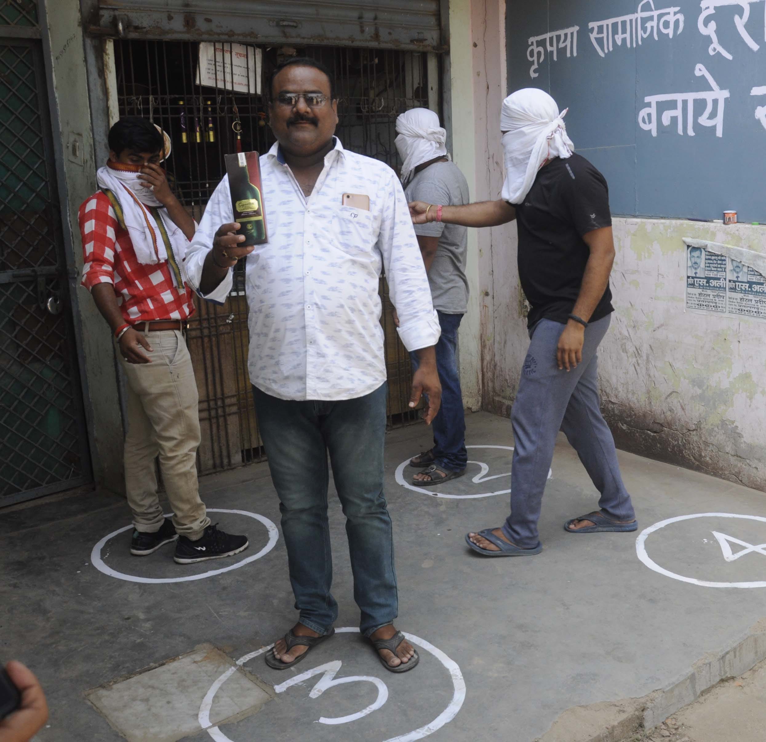 Pratapgarh: 40 days later shops opened, liquor was looted, sales of more than 50 lakhs