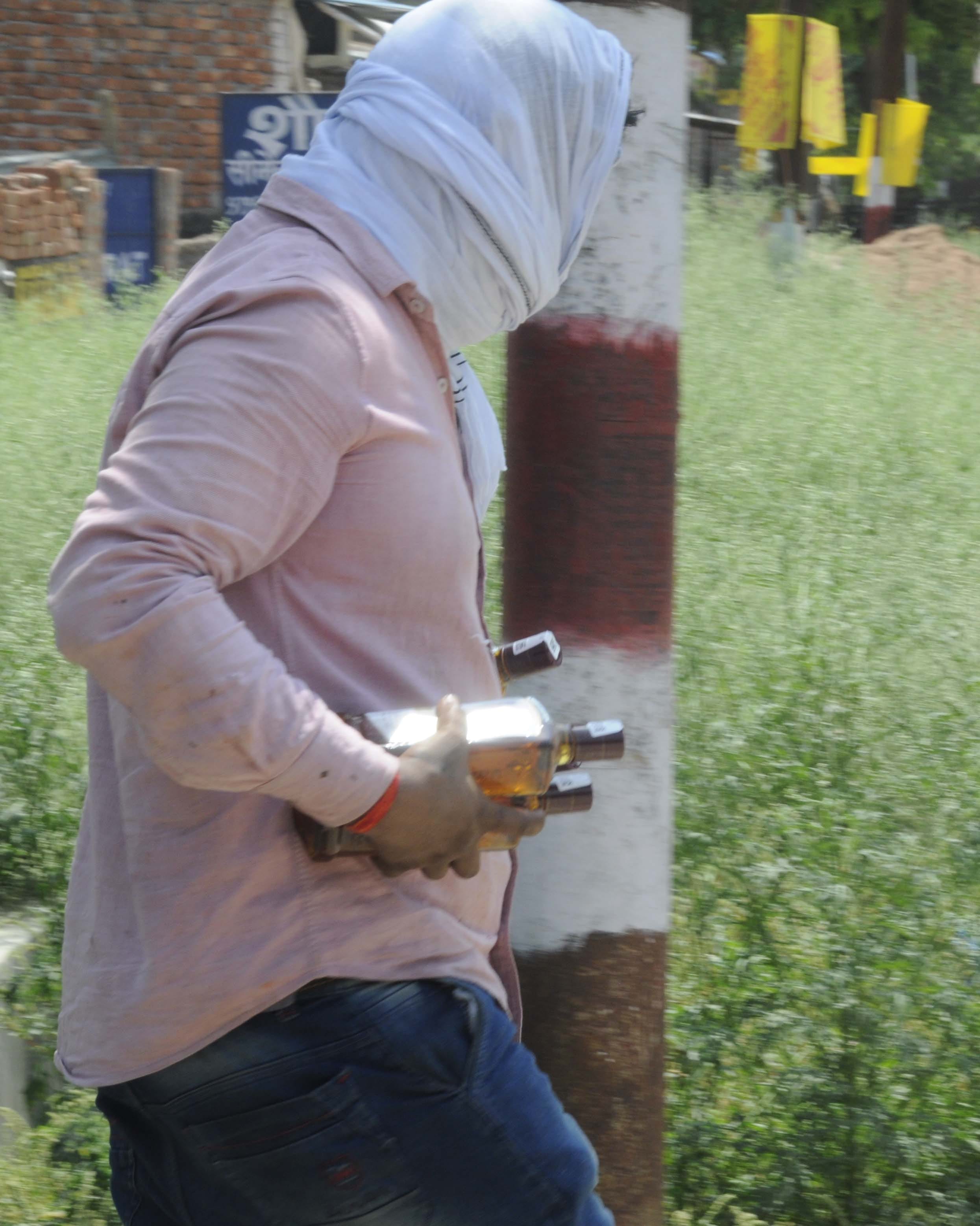 Pratapgarh: 40 days later shops opened, liquor was looted, sales of more than 50 lakhs