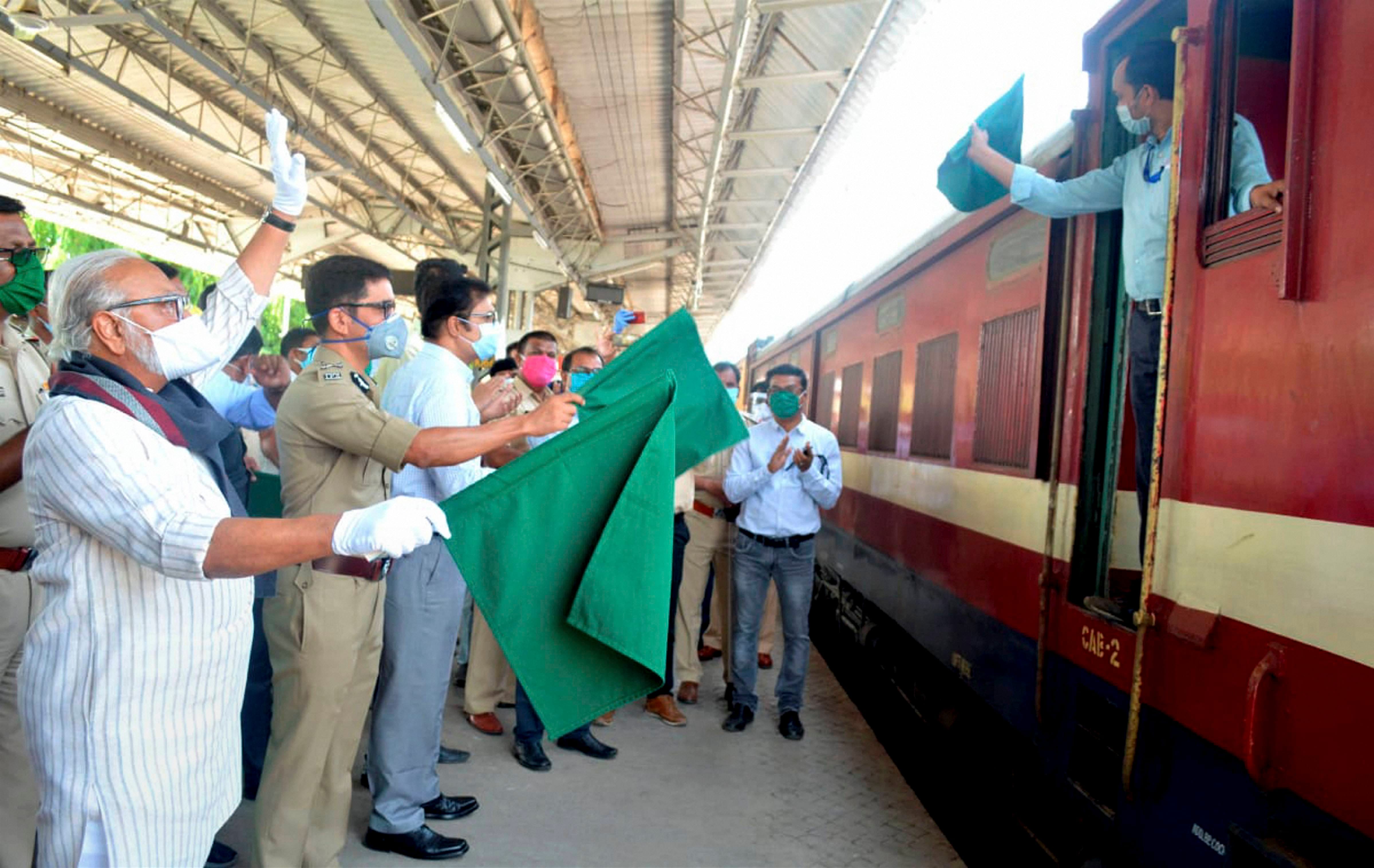 Rail freight dispute: All the state governments except Maharashtra will charge 15% of the fare of the migrant laborers.