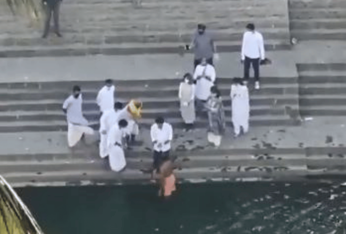Rishi Kapoor s Ashes Immersed By Ranbir kapoor Alia bhatt Neetu kapoor Riddhima kapoor At Banganga
