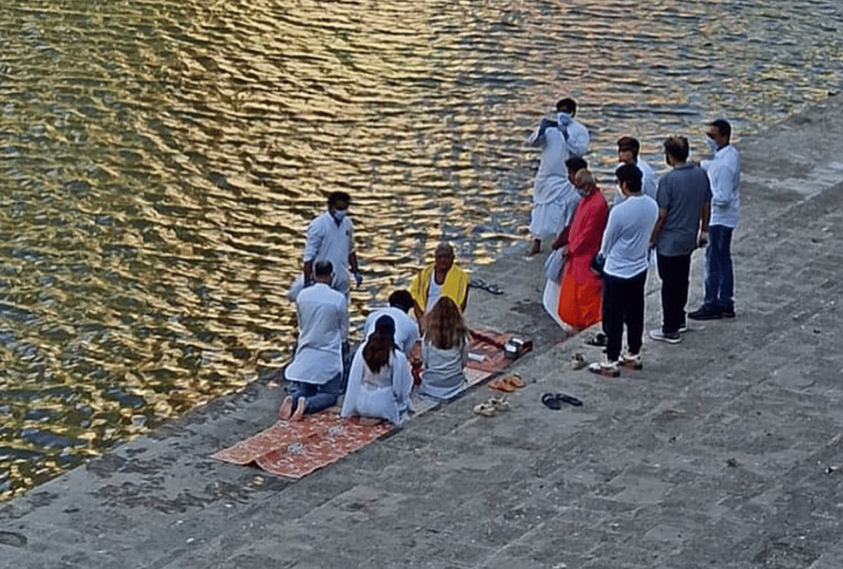 Rishi Kapoor s Ashes Immersed By Ranbir kapoor Alia bhatt Neetu kapoor Riddhima kapoor At Banganga