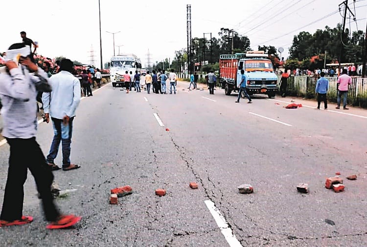 Coronavirus, Lockdown, Stone Pelting by Migrant Workers on Vehicles