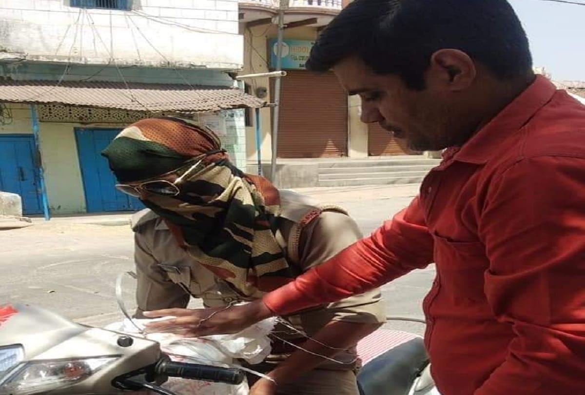 up police constable feeds the hungry on the streets in aligarh