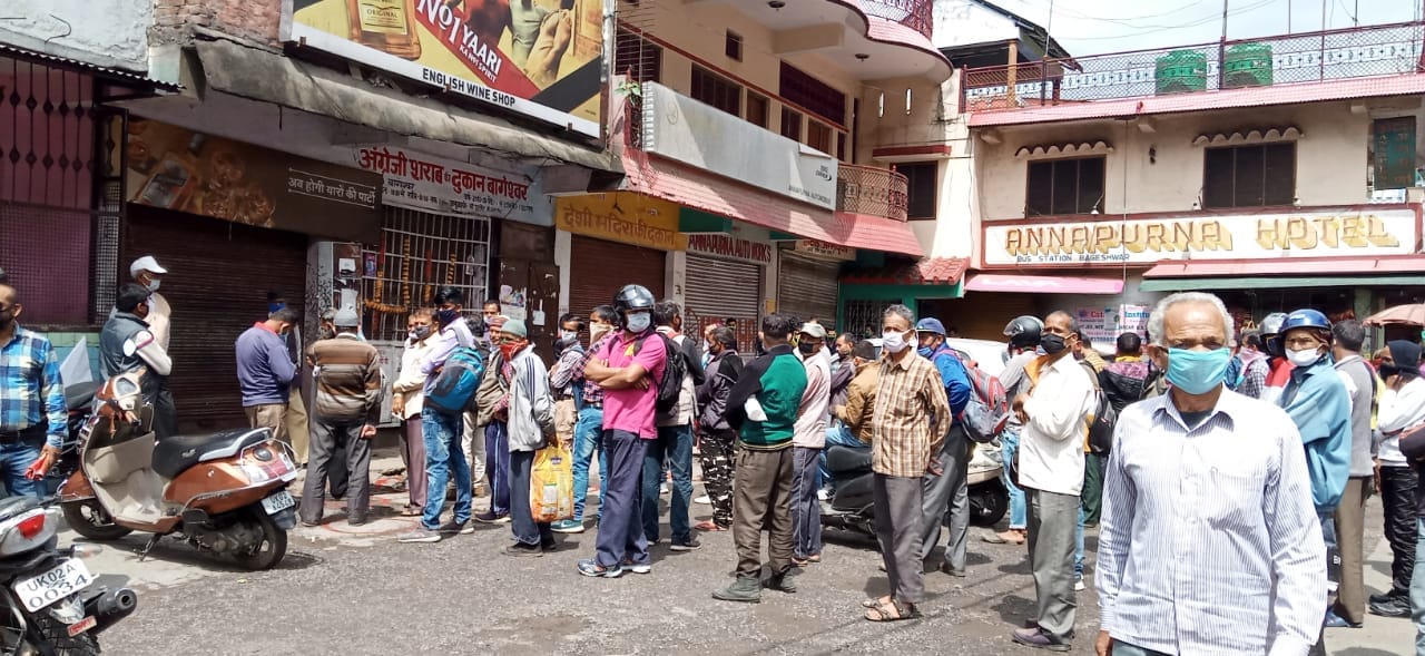Lockdown 3.0 : women does unique protest against liquor sale in uttarakashi
