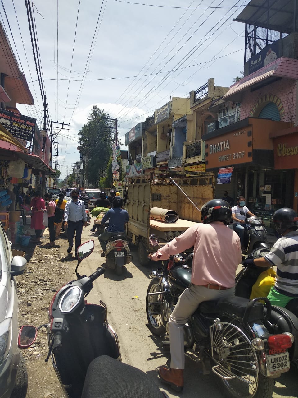 Lockdown 3.0 in Uttarakhand Latest News Update : public broke social distancing