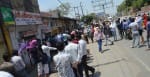 तालाब चौराहा के निकट अंग्रेजी शराब व बीयर के ठेकों पर लगी भीड़।