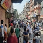 दिल्ली में शराब की दुकान के बाहर लगी भीड़
