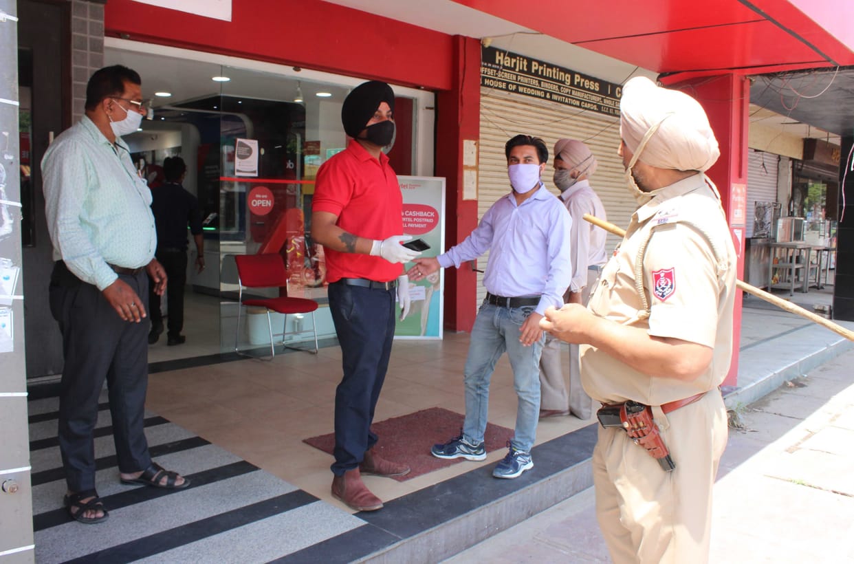 Confusion at the time of opening of shops .. Police closed at 11 o'clock