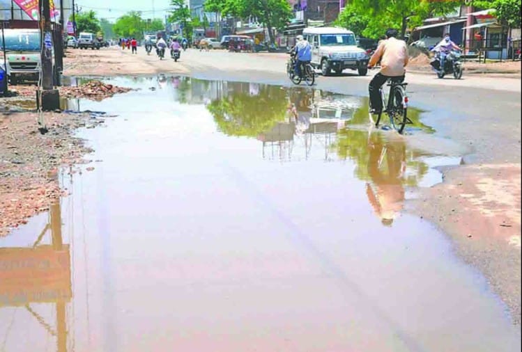 Pratapgarhतूफान से में बिजली गुल, पेड़ गिरने से आवागमन ठप Pratapgarh