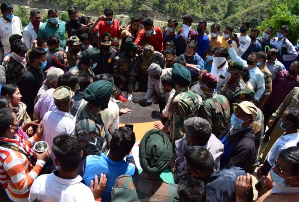 Handwara Encounter: Martyr Dinesh singh Mother Feel proud on his only son Funeral and crying