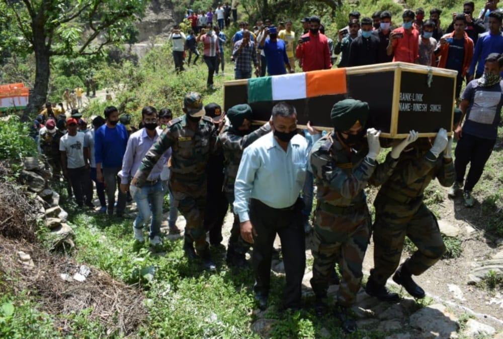 Handwara Encounter: Martyr Dinesh singh Funeral, family crying Emotional Photos