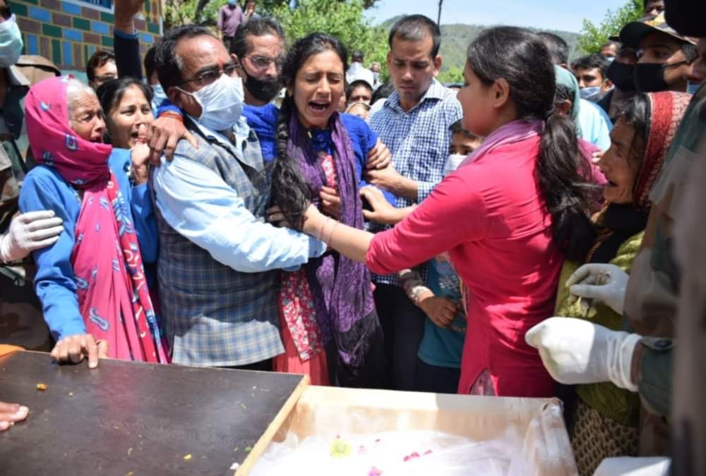 Handwara Encounter: Martyr Dinesh singh Mother Feel proud on his only son Funeral and crying