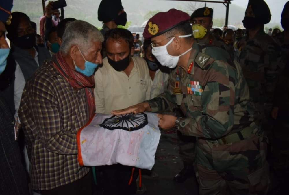 Handwara Encounter: Martyr Dinesh singh Mother Feel proud on his only son Funeral and crying