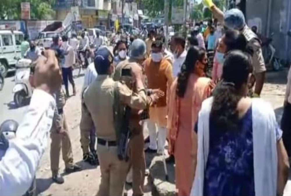 Uttarakhand Lockdown: bjp and congress workers Ruckus after dead rat and worms found in ration kit