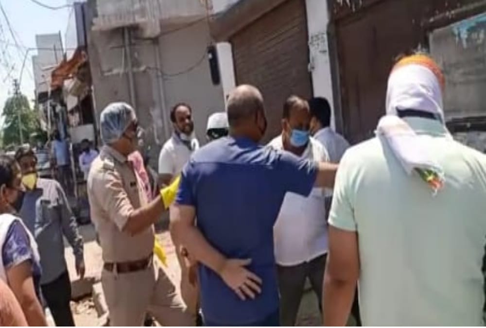 Uttarakhand Lockdown: bjp and congress workers Ruckus after dead rat and worms found in ration kit