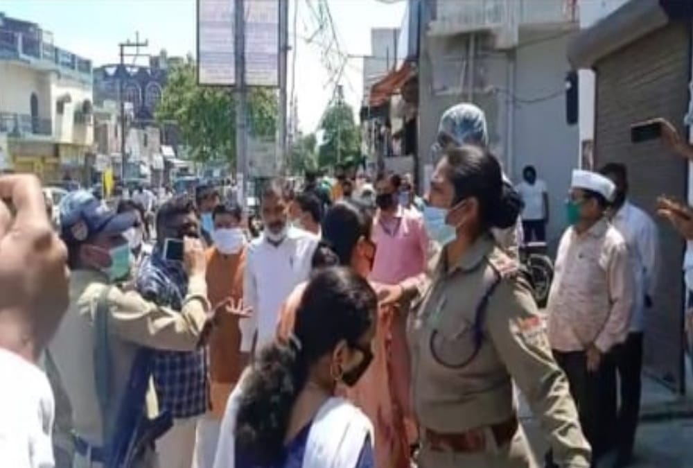 Uttarakhand Lockdown: bjp and congress workers Ruckus after dead rat and worms found in ration kit