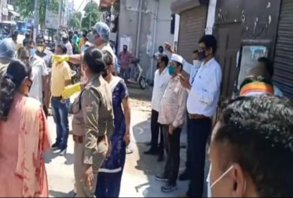 Uttarakhand Lockdown: bjp and congress workers Ruckus after dead rat and worms found in ration kit