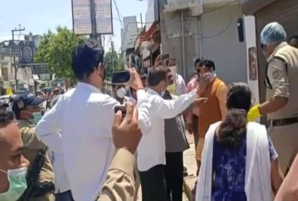 Uttarakhand Lockdown: bjp and congress workers Ruckus after dead rat and worms found in ration kit