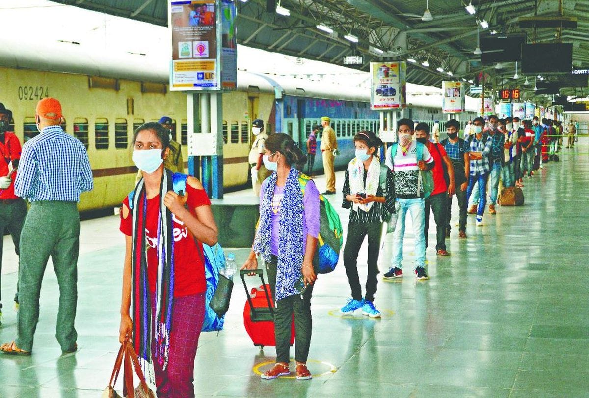 Shramik Special Train Reached Agra Cantt Station In Lockdown
