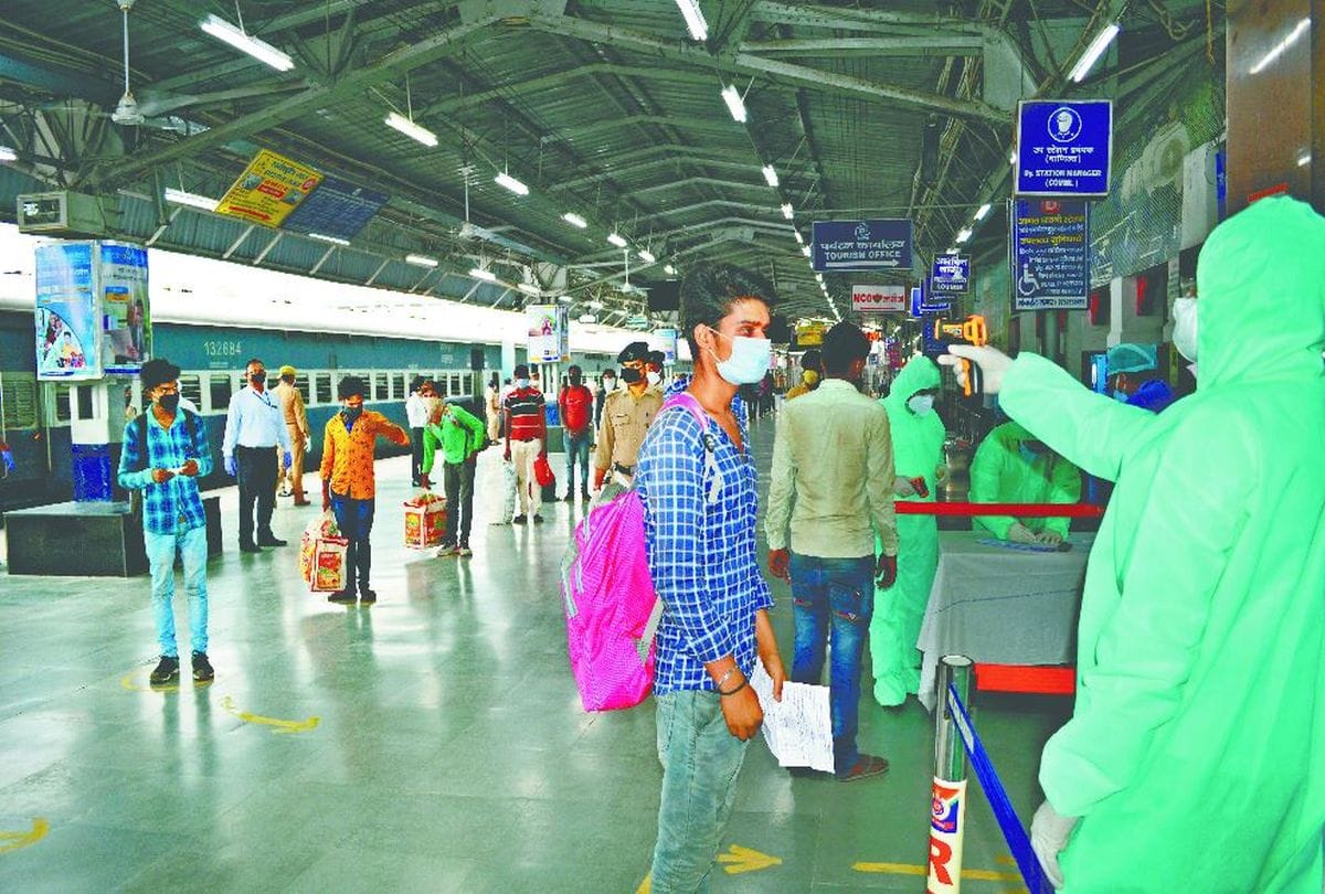 Shramik Special Train Reached Agra Cantt Station In Lockdown