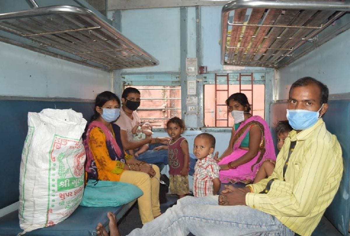 Shramik Special Train Reached Agra Cantt Station In Lockdown