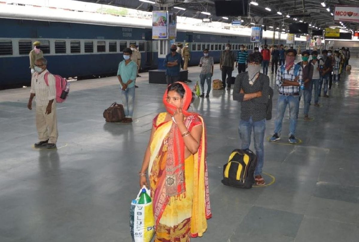 Shramik Special Train Reached Agra Cantt Station In Lockdown