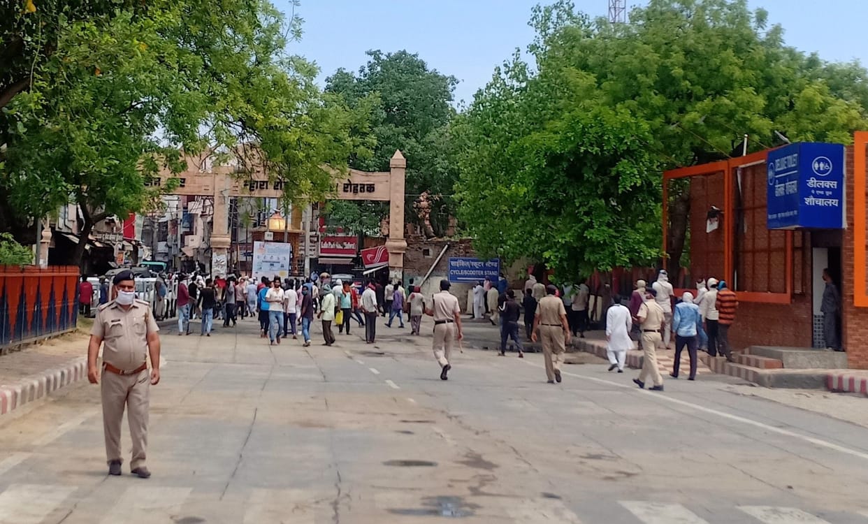 Desperate immigrants to return home reached railway station on rumor, situation of stampede stopped