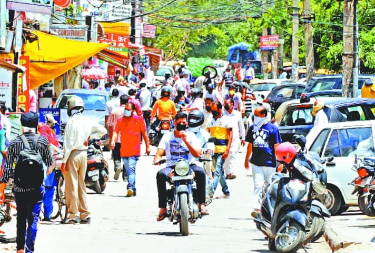 People reached at Market and parking full by vehicles in second day of lockdown 3.0 in Chandigarh