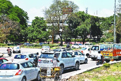 People reached at Market and parking full by vehicles in second day of lockdown 3.0 in Chandigarh