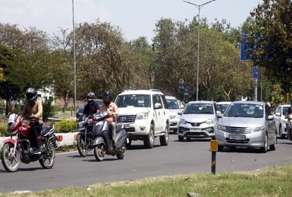 People reached at Market and parking full by vehicles in second day of lockdown 3.0 in Chandigarh