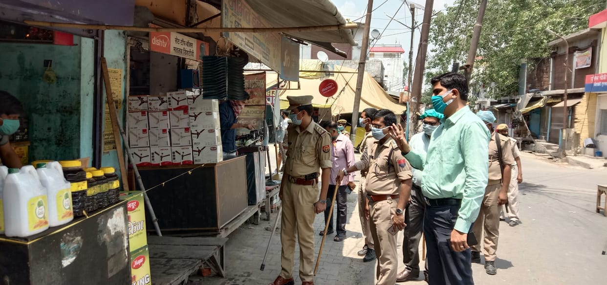 dukaanen kholane par asamanjas,paas ke lie bhatakate rahe