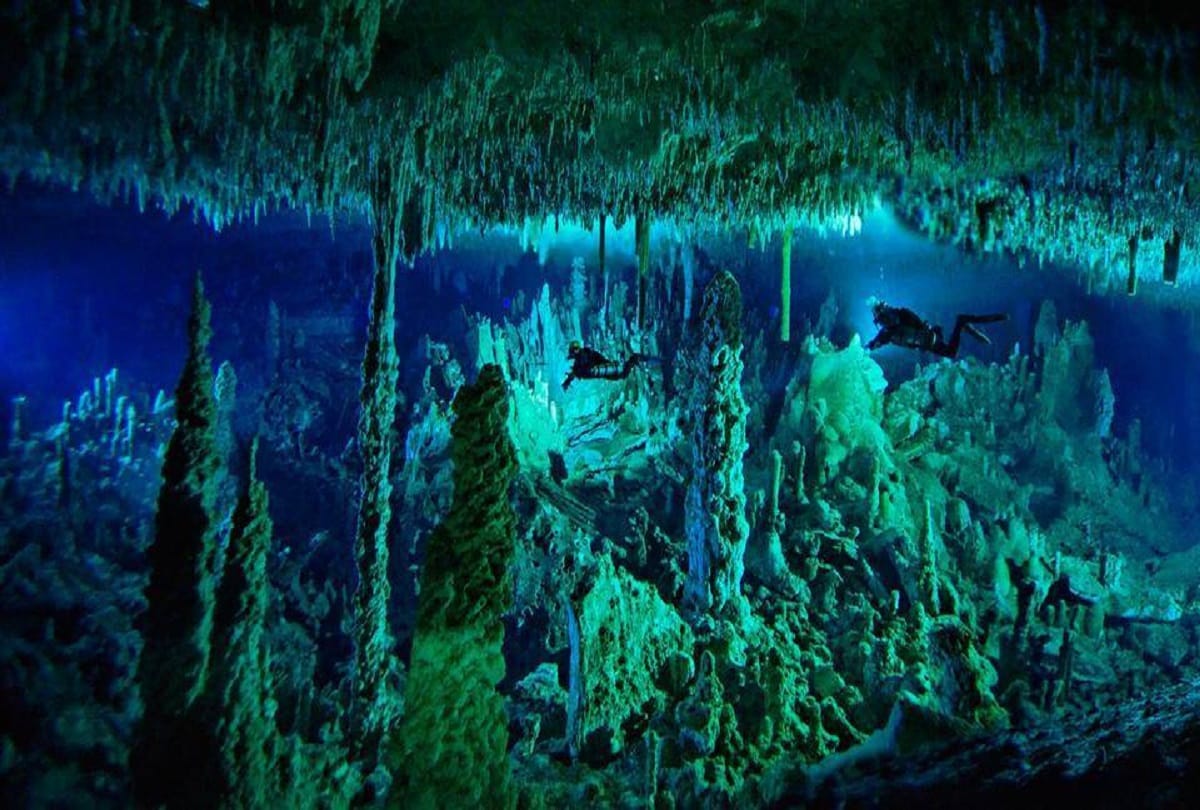 Mystery of Great Blue Hole giant marine sinkhole off the coast of Belize