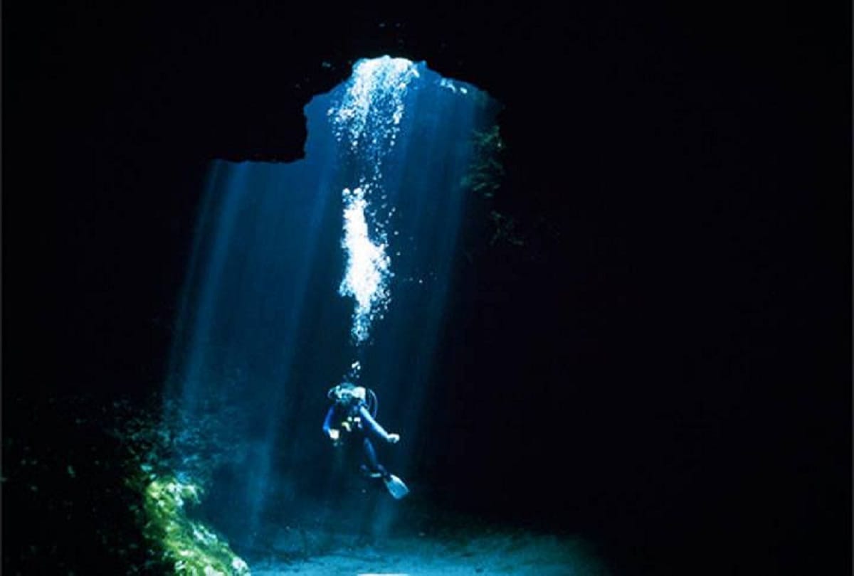Mystery of Great Blue Hole giant marine sinkhole off the coast of Belize