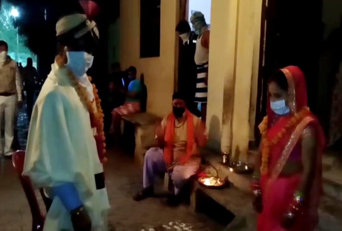 couple got marriage during lockdown with social distancing rules in agra