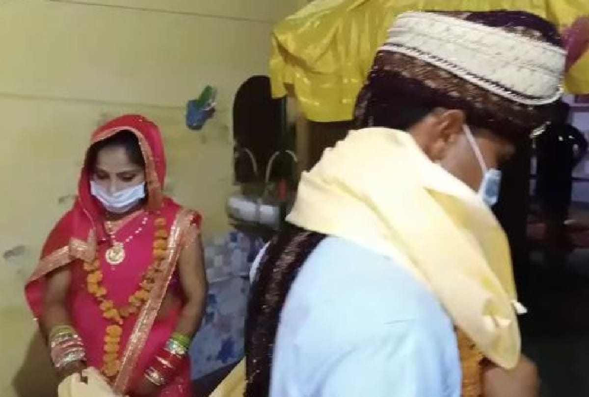 couple got marriage during lockdown with social distancing rules in agra