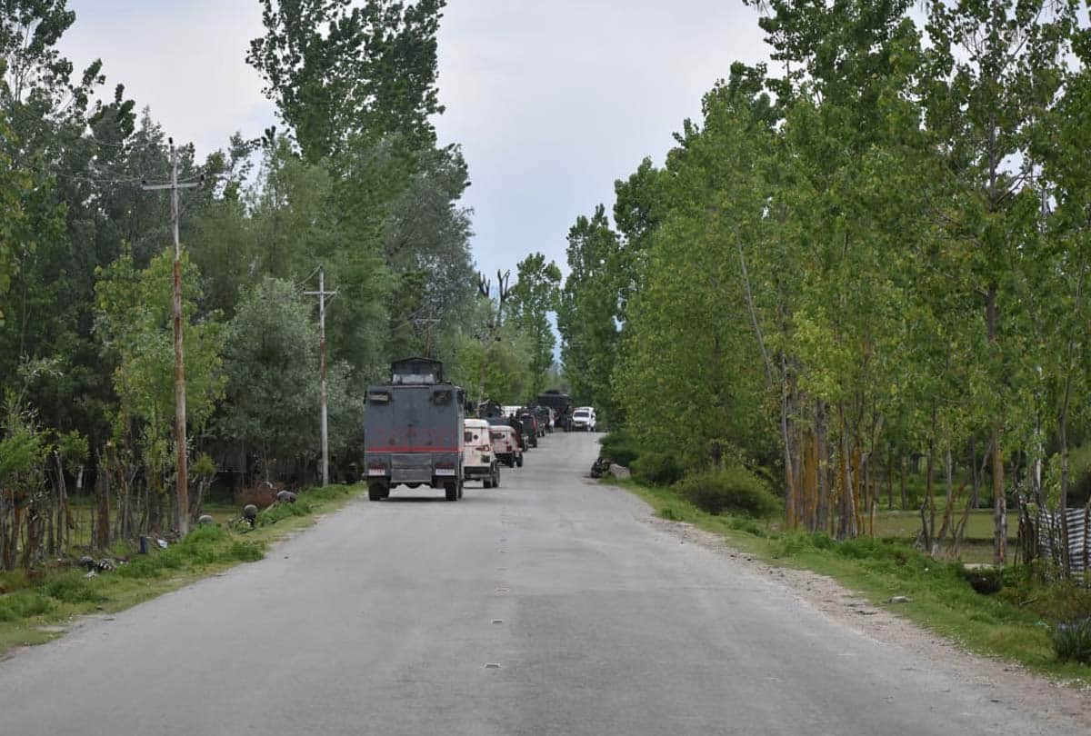 Handwara terrorist attack news in hindi, Three CRPF jawans martyred in terrorist attack