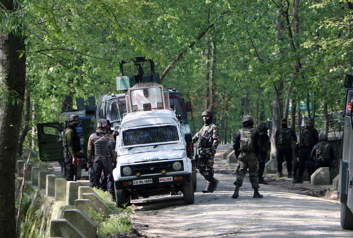 Handwara terrorist attack news in hindi, Three CRPF jawans martyred in terrorist attack