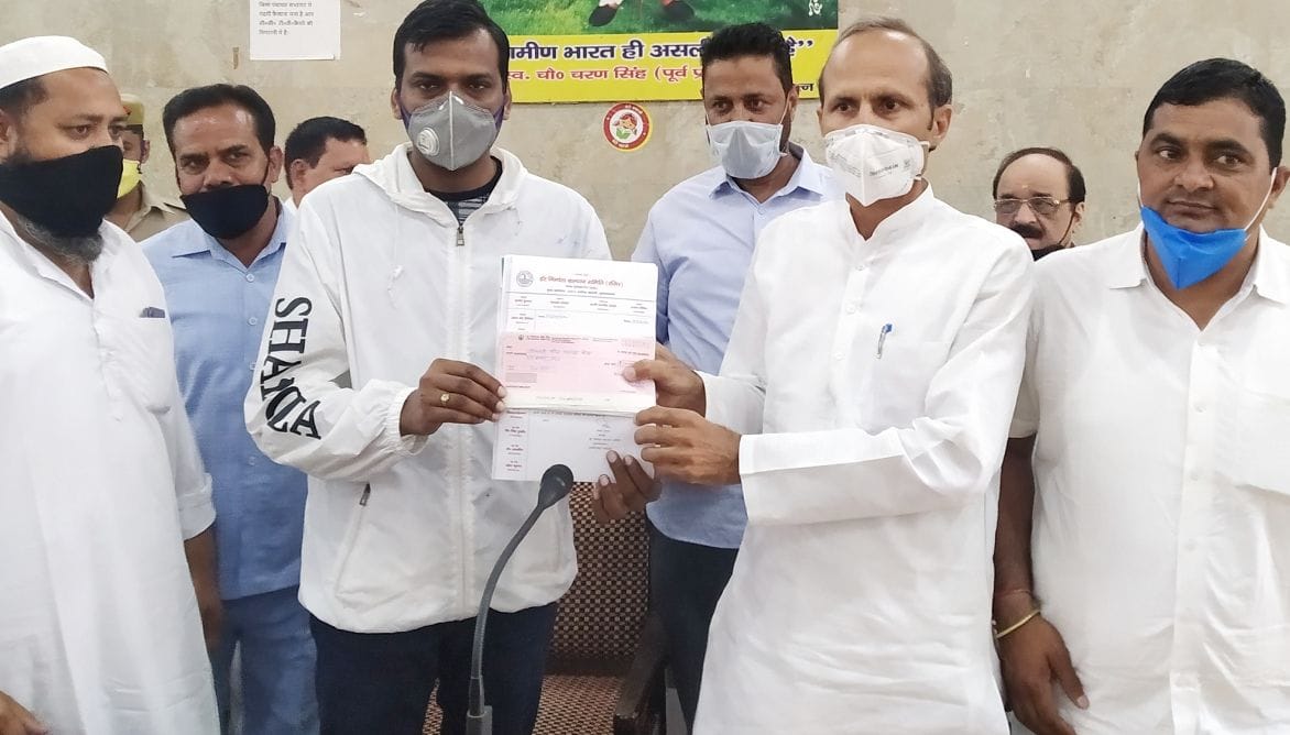 Kiln owners gave a check of one lakh