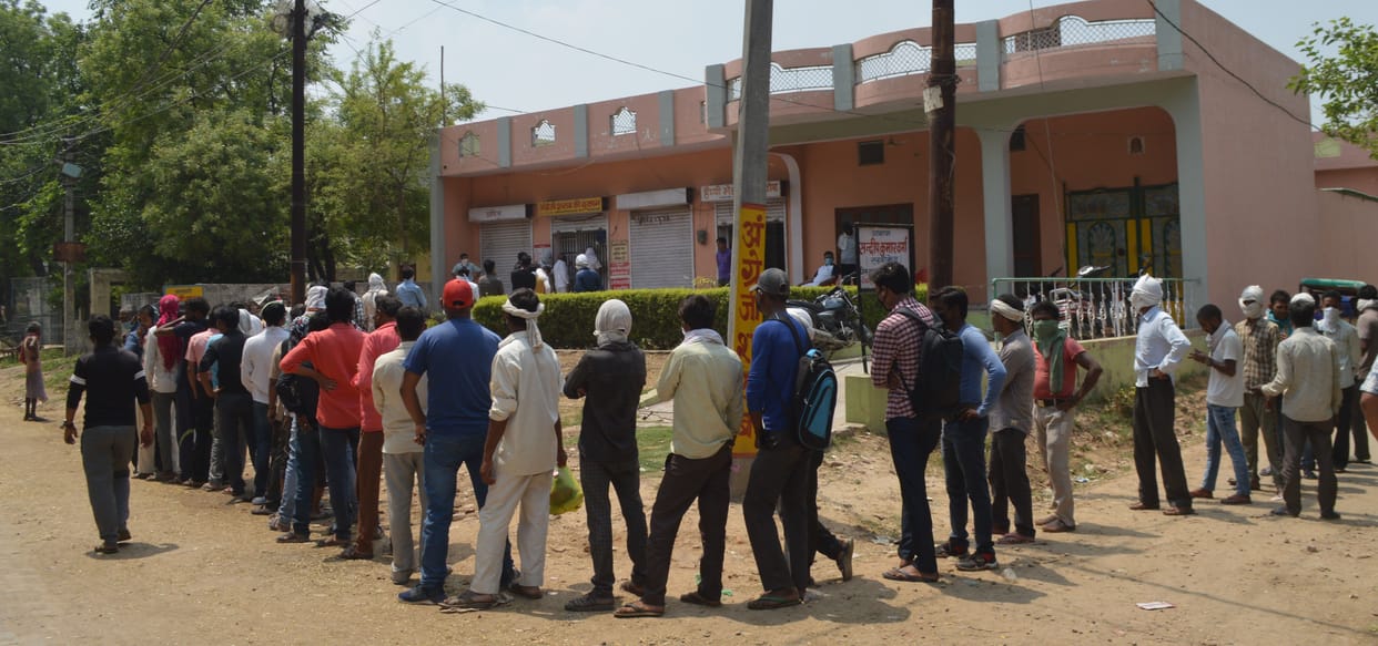 Hathras: Long queues started at liquor shops since morning.